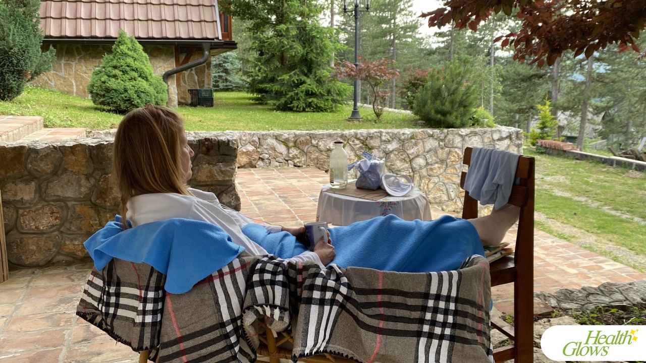 A woman is resting with a glass of water, symbolising a supervised water fast. Water fasting is the most natural and the most powerful self-healing process of the body. It is important to do it in ideal conditions for rest and with professional care and supervision. You get exactly these conditions at our supervised water fast retreat.
